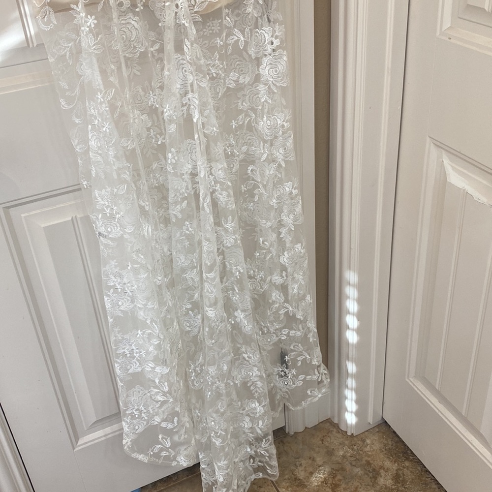 Beautiful lace wedding dress with sheer lace train - Picture 4 of 7